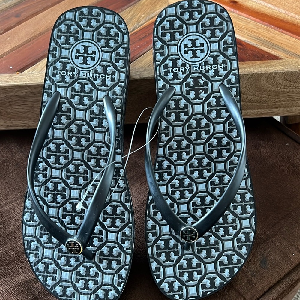 Tory Burch sandal with silver accent New w/o Box
